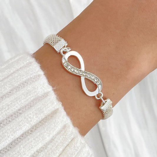 LUNARA™ | Pulsera geométrica plateada para mujer con estilo elegante
